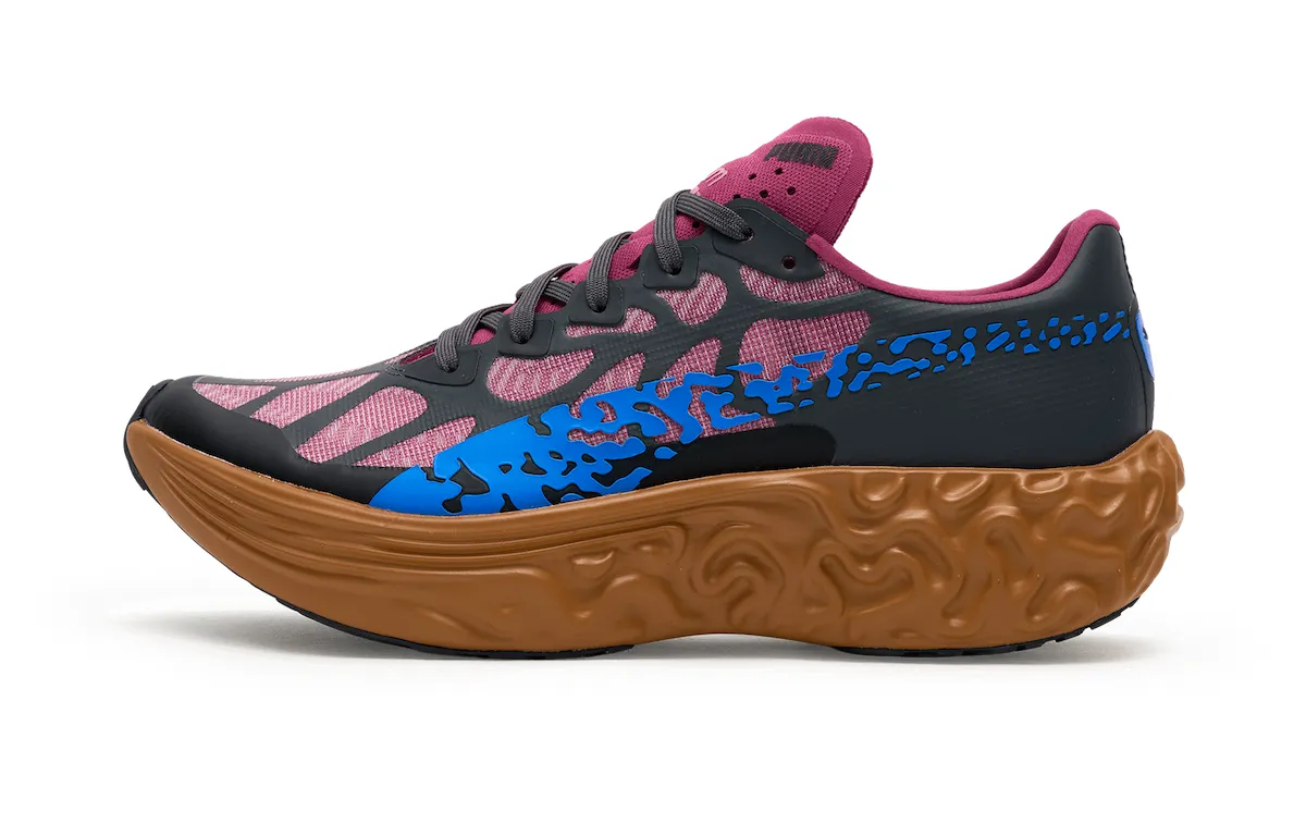 在喧嚣中开辟静默：Salehe Bembury x PUMA Velum ‘Magenta Gleam’ 以深紫辉光定义新赛道