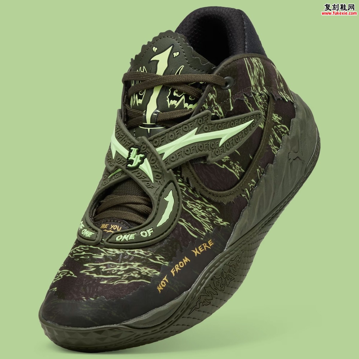 迷彩纹理与霓虹代码:PUMA MB.05 ‘Camo’ 以错视图案延续拉梅洛·鲍尔的“非此星球”叙事