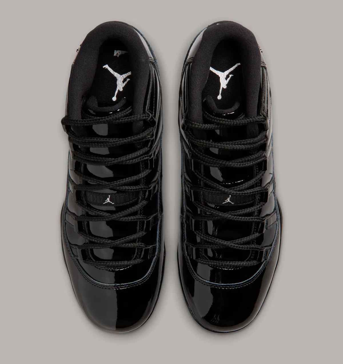 Air Jordan 11 “Black Patent” “黑漆皮”钉鞋将篮球传奇转化为绿茵场速度利器