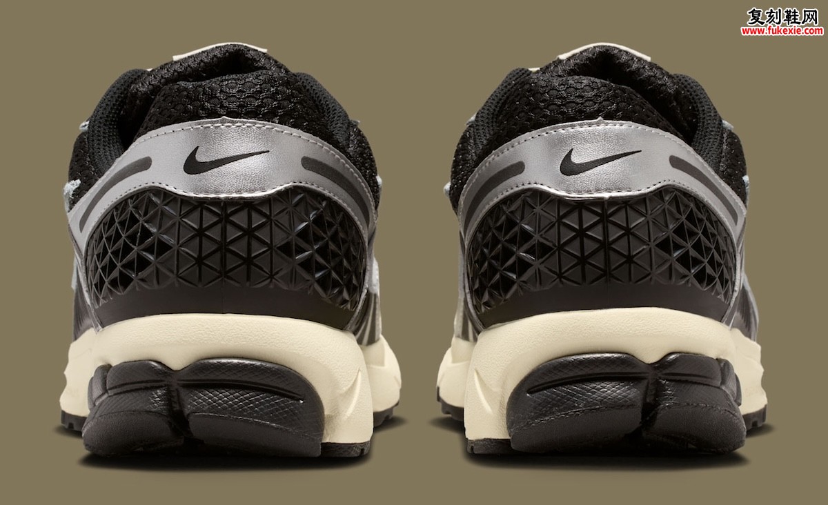Nike Zoom Vomero 5 ‘Black/Metallic Silver’ 如何用Cushlon与Zoom Air重写2010年的复古跑鞋语法
