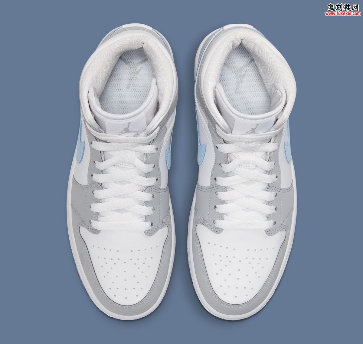 灰调中的微妙层次:Air Jordan 1 Mid ‘狼灰/铝蓝’ 以克制美学诠释2026春季平衡之道