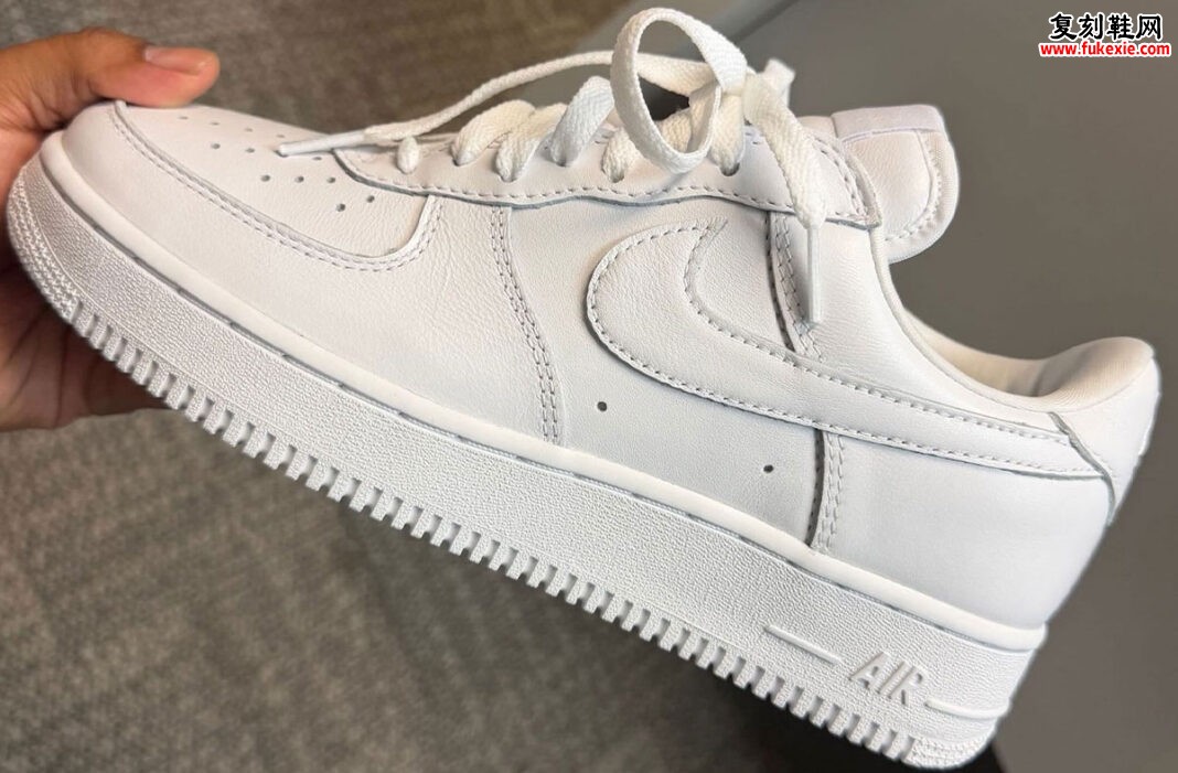 Nike Air Force 1 ’01“Triple White”2026年回归：重塑千禧年低趴轮廓 130美元致敬纯白街头传奇缩略图