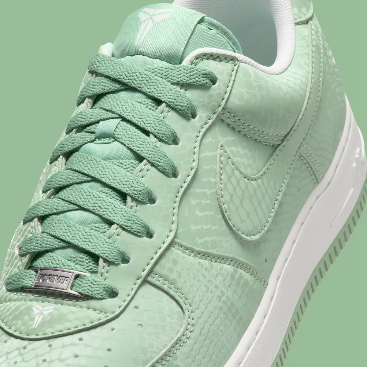 Nike Kobe Air Force 1 Low “Steam”极简美学新作科比剑鞘Logo叠加蒸汽绿蛇纹鞋面致敬传奇