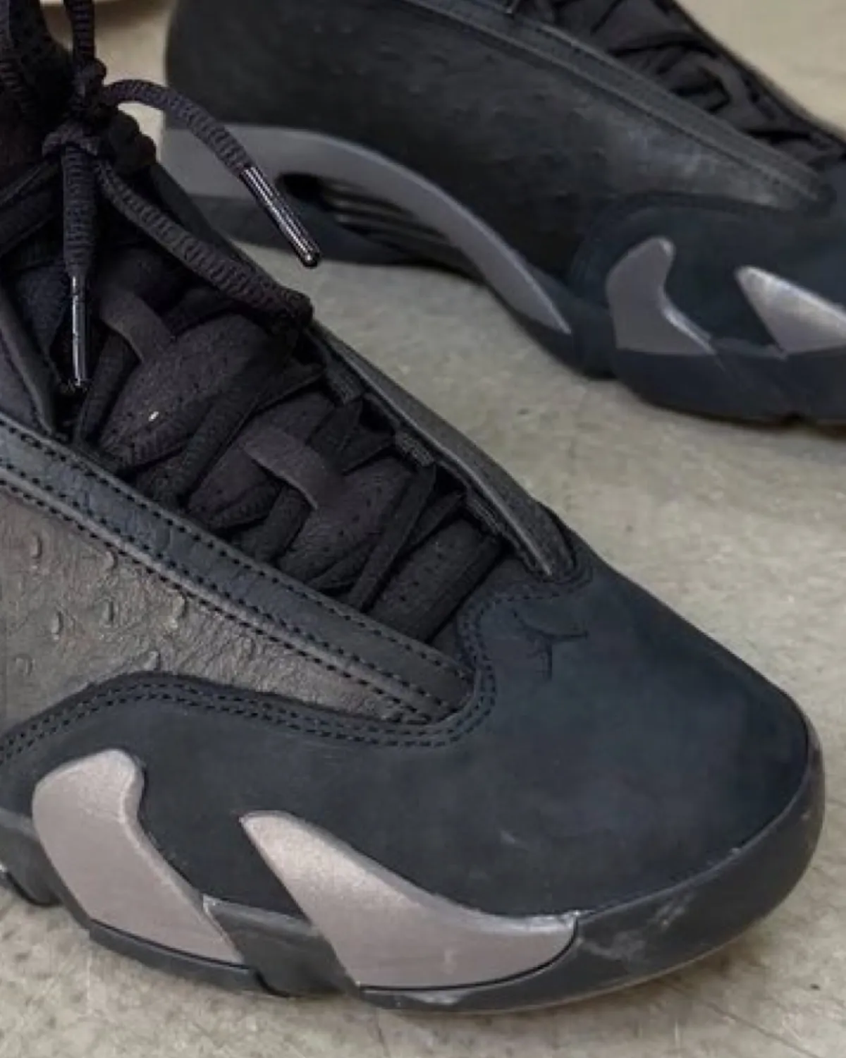 Air Jordan 14 Low “Black Ostrich” 黑鸵鸟皮奢华质感降临,2026年10月3日黑包系列限量发售插图2 Air Jordan 14 Low “Black Ostrich” 黑鸵鸟皮奢华质感降临,2026年10月3日黑包系列限量发售