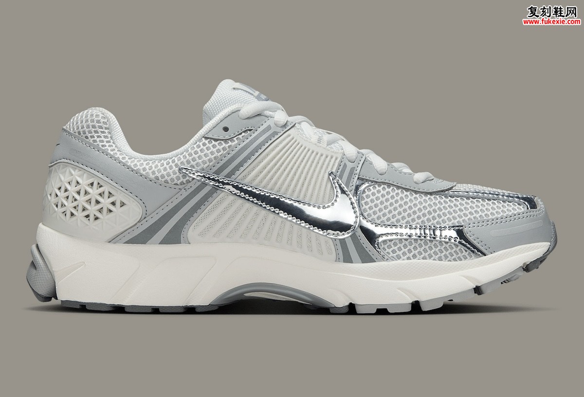 低调实力派回归！Nike Zoom Vomero 5 峰会白银灰配色2025秋日登场