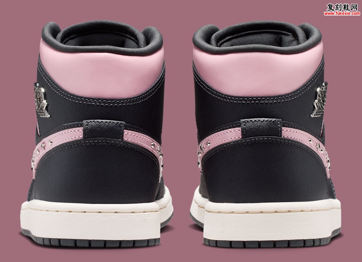 Air Jordan 1 Mid “Anthracite/Iced Carmine” 女款金属铆钉点缀裂纹皮革重塑复古篮球鞋的日常时尚