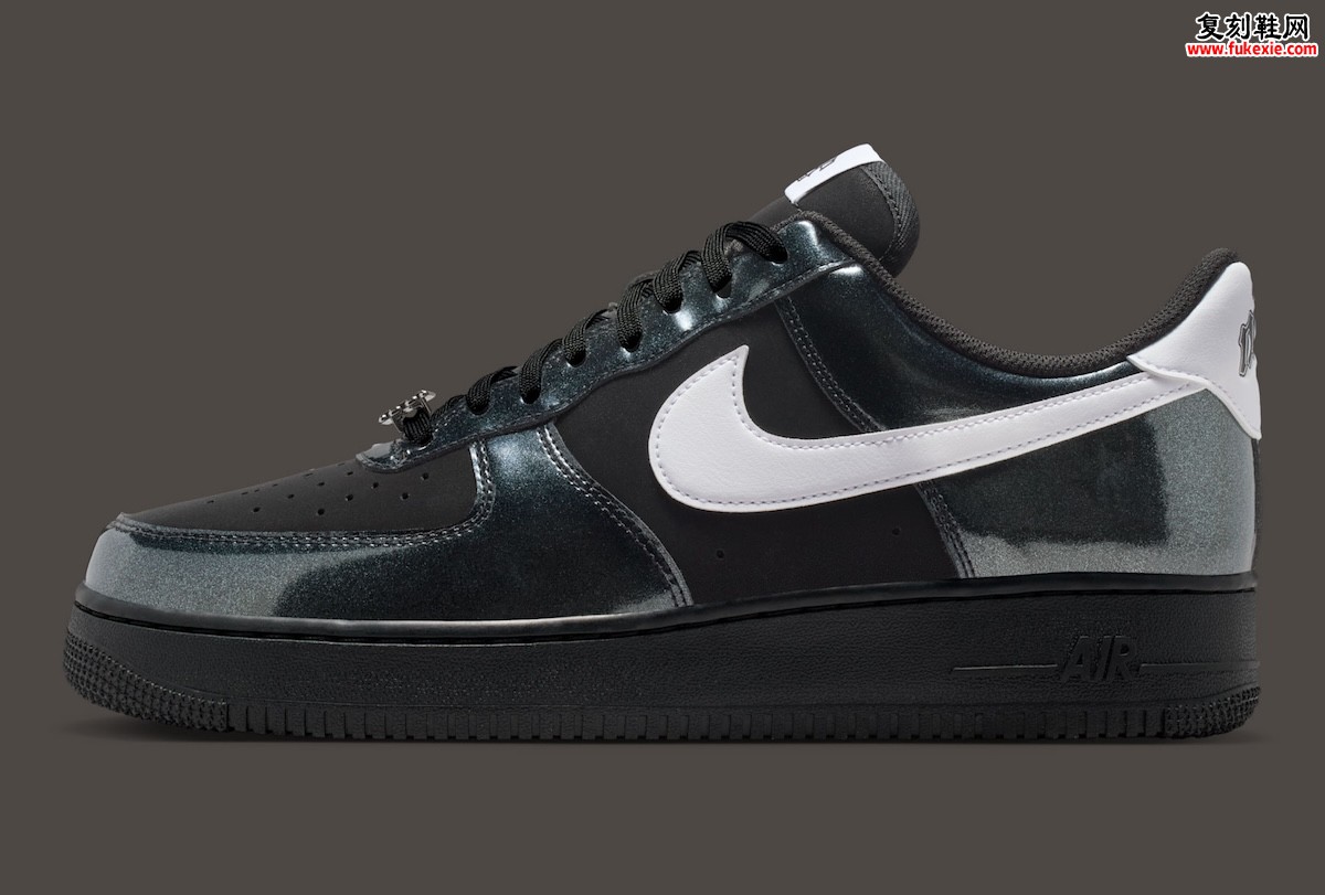 Nike Air Force 1 Low “Glam Rock”主题套装:以金属双生配色演绎舞台的张扬与锐利两面
