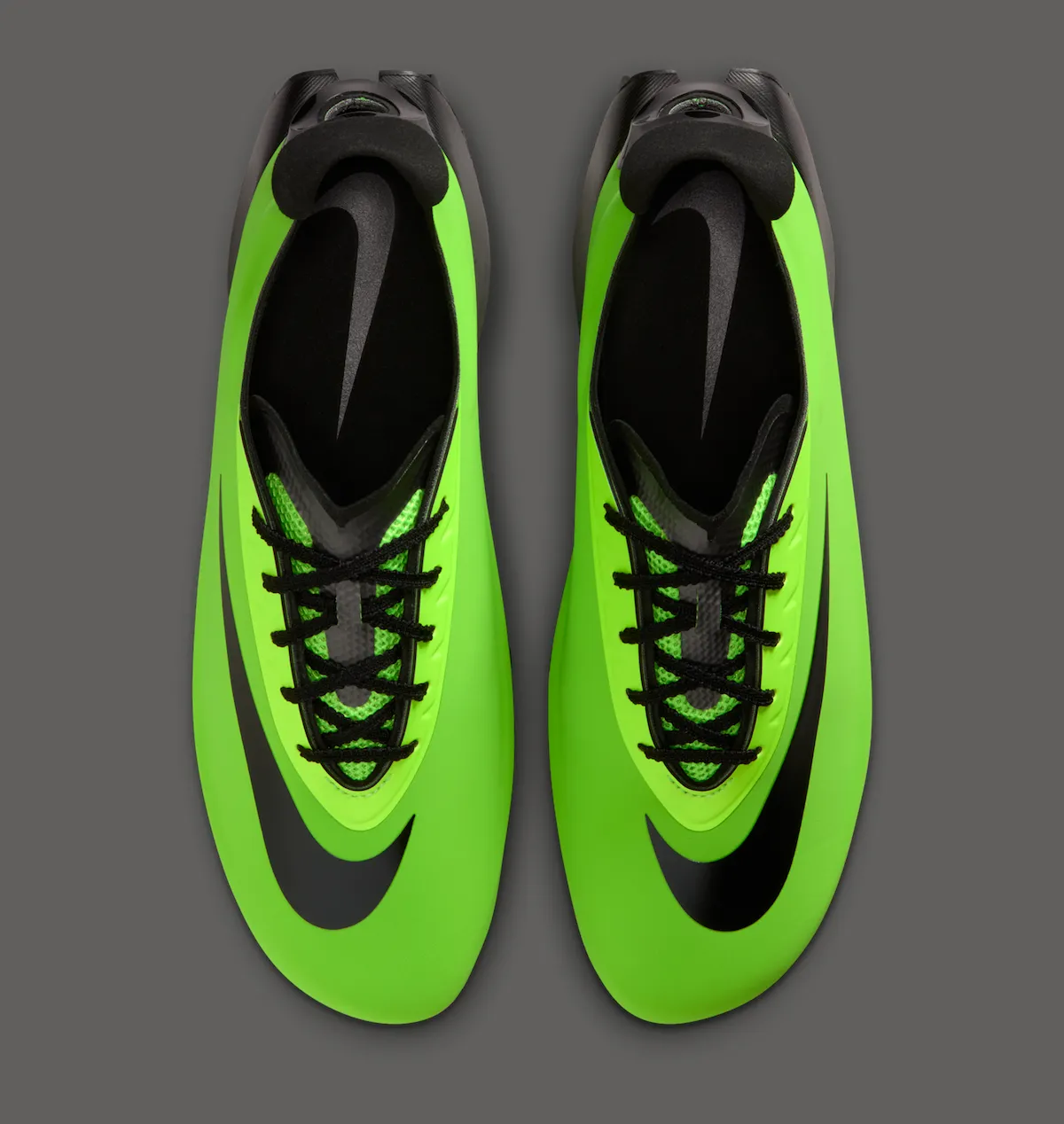 把田径钉鞋的杀气装进乐福鞋里:Nike First Sight Noir ‘Electric Green’ 重新定义女性速度美学