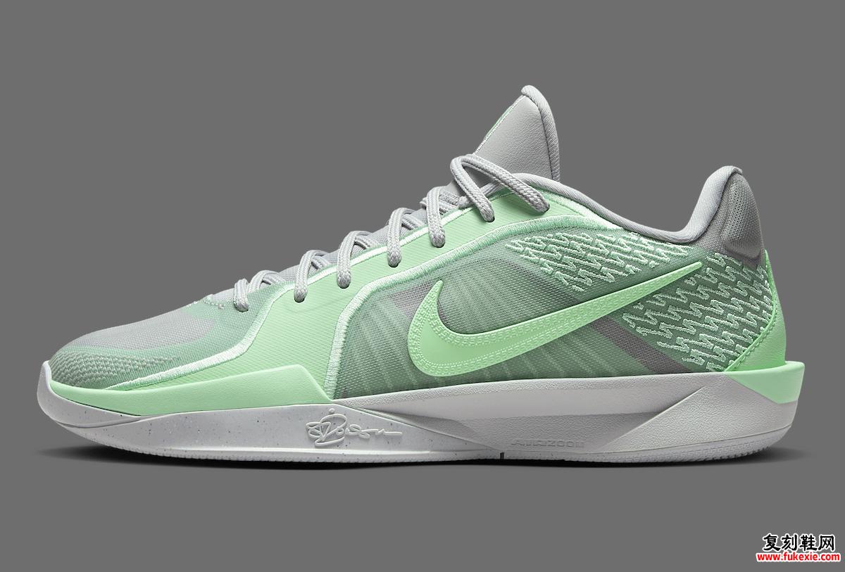 Nike Sabrina 2 Fresh Mint 的侧视图突出了时尚的设计。