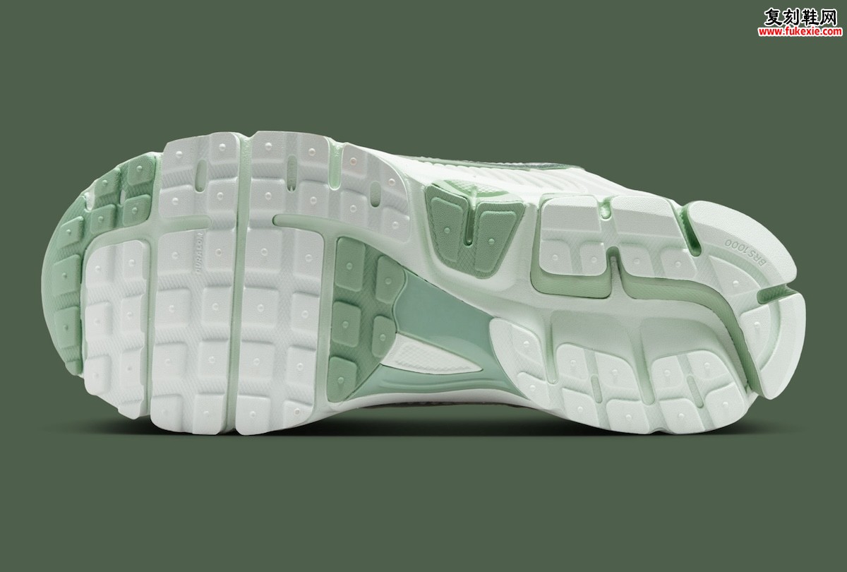 薄荷浅绿清透配色融合铬银Swoosh重塑复古跑鞋美学 Nike Zoom Vomero 5 Barely Green四月登场开启春夏足下轻盈新篇