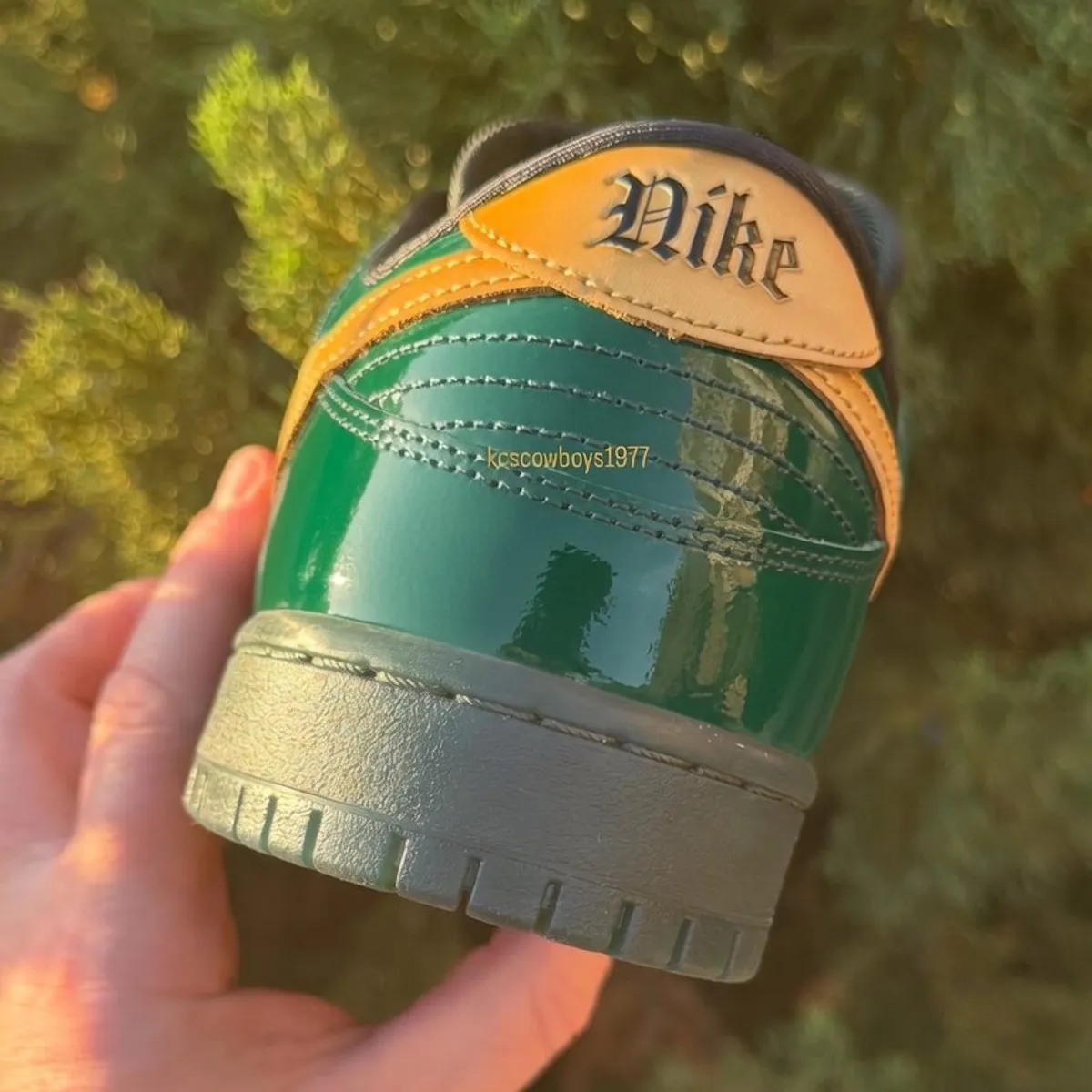 Nike SB Dunk Low Goes Full “Green Patent” 云杉绿漆皮金钩首曝!假日季登场,舌标狮子皇冠刺绣致敬勒布朗高中母校
