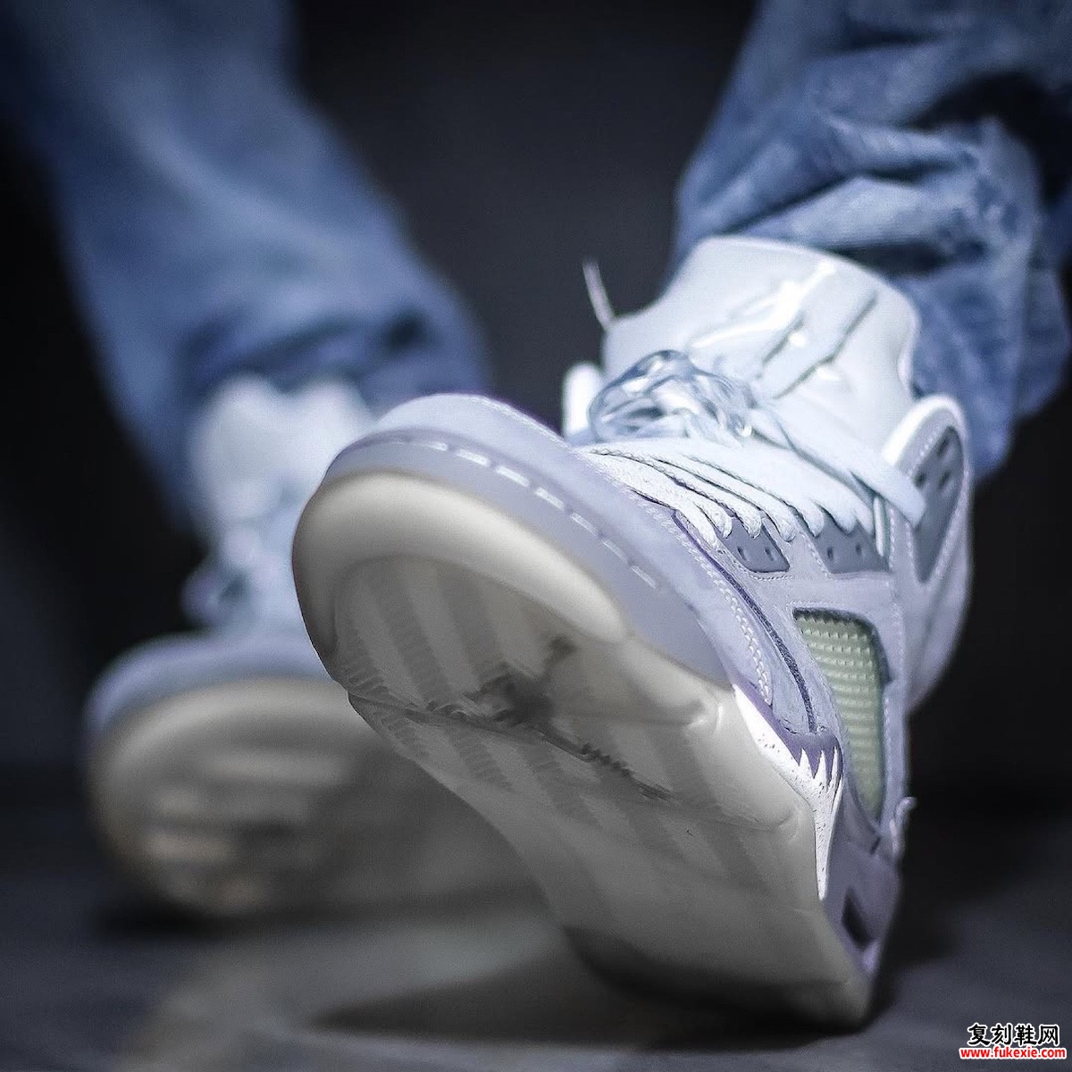 Air Jordan 5 Wolf Grey 的半透明外底特写