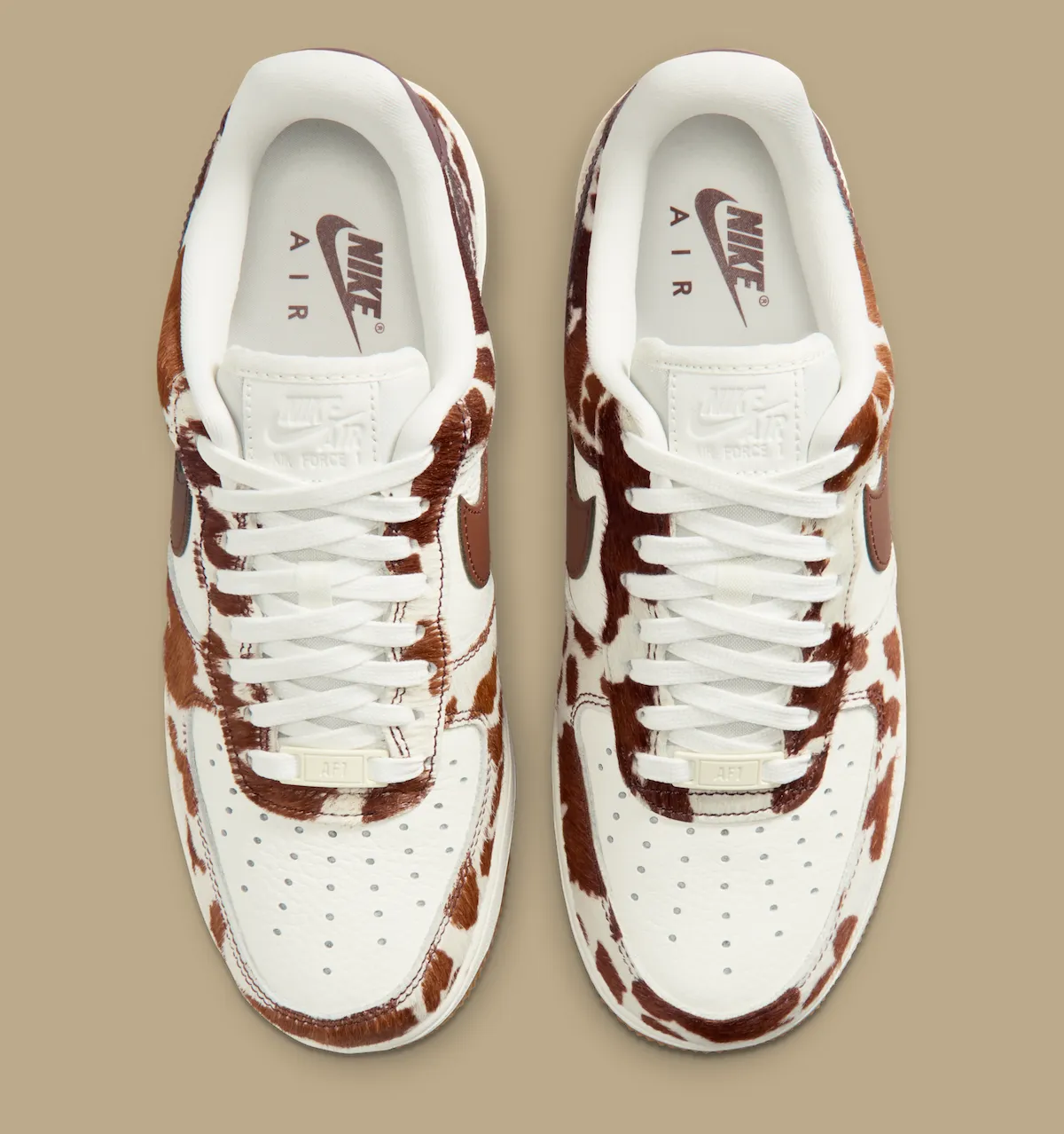 复古空军一号狂野变身,绒面奶牛纹覆盖层碰撞帆白皮革与生胶大底,Nike AF1 Low Cow Print Field Brown女款春夏限定登场