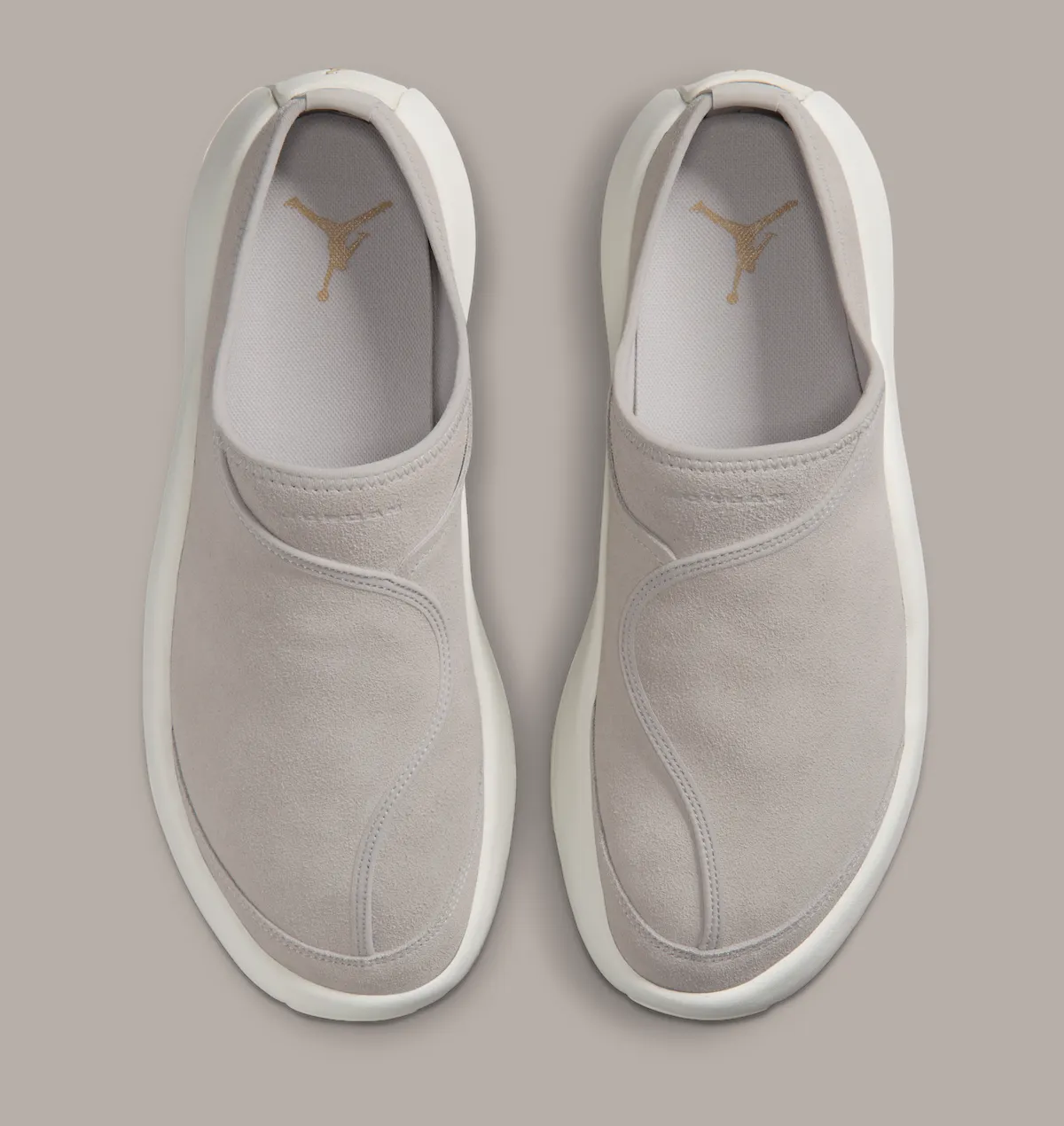 Jordan Future Mule“浅铁矿”无后跟穆勒鞋秋季发售:轻奢麂皮雕琢家居生活方式插图4 Jordan Future Mule“浅铁矿”无后跟穆勒鞋秋季发售:轻奢麂皮雕琢家居生活方式