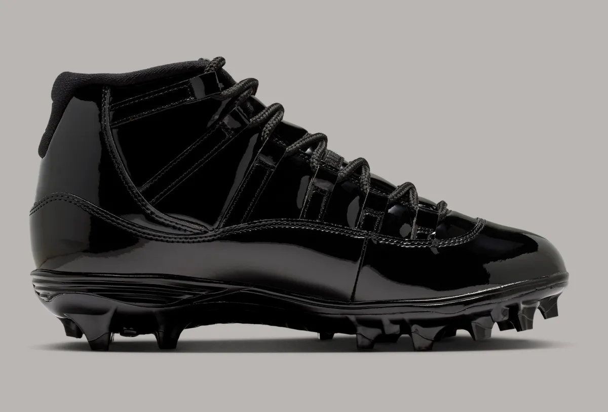 Air Jordan 11 “Black Patent” “黑漆皮”钉鞋将篮球传奇转化为绿茵场速度利器
