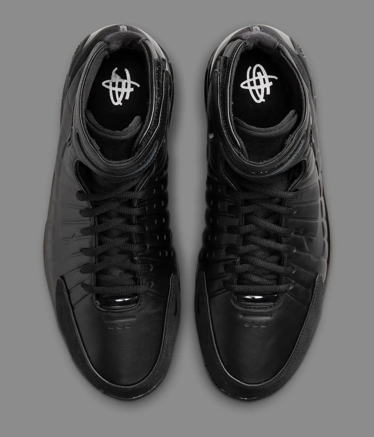 科比隔扣霍华德经典黑魂战靴强势回归，Nike Zoom Huarache 2K4 OT全黑配色四月三十日致敬传奇曼巴精神永存