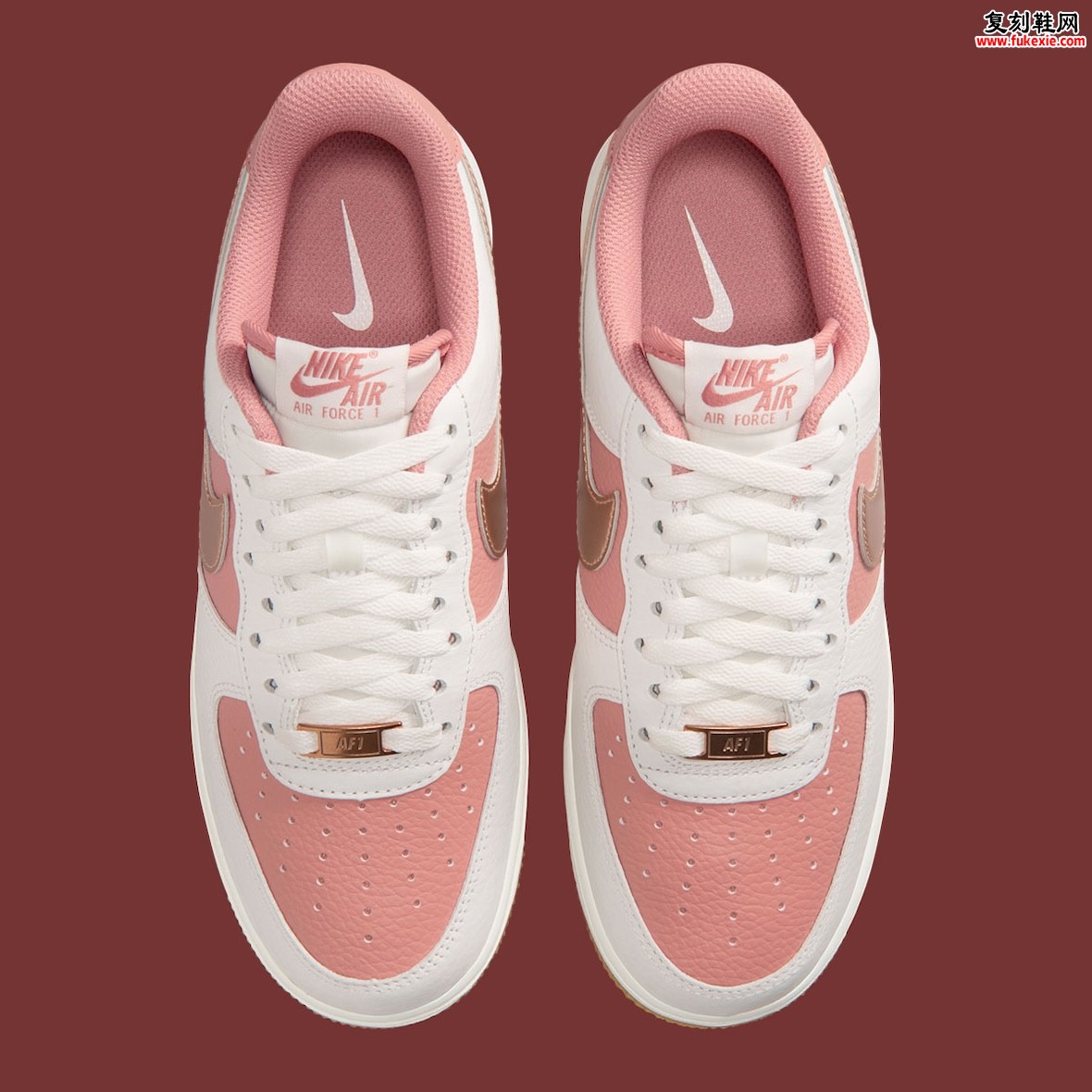 Nike Air Force 1 Low “Rust Pink” “铁锈粉/峰白”配色前瞻:以仿旧皮革与金属细节演绎2026春季低调美学