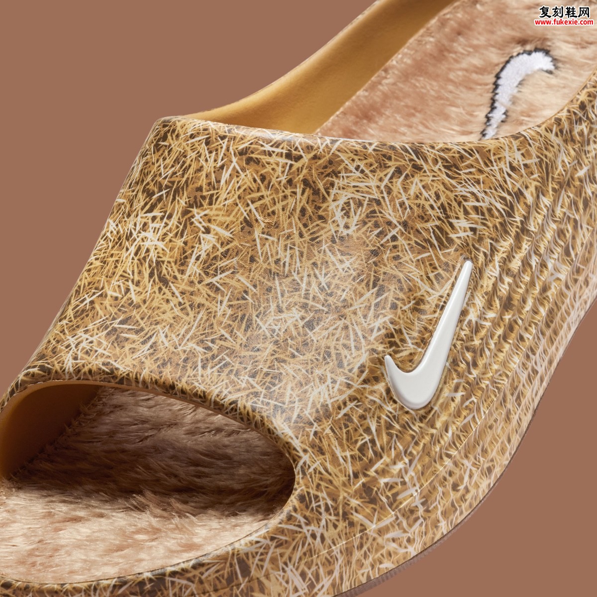 .SWOOSH联名耐克拖鞋将网络热梗“接触草地”变为可穿着的幽默设计