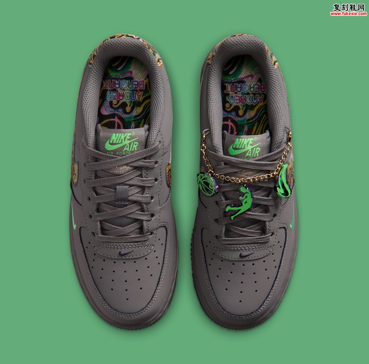Andrea Bergart 艺术再临:Nike Air Force 1 GS 铅笔素描底色大理石纹 Swoosh 吊坠手链插图3 Andrea Bergart 艺术再临:Nike Air Force 1 GS 铅笔素描底色大理石纹 Swoosh 吊坠手链