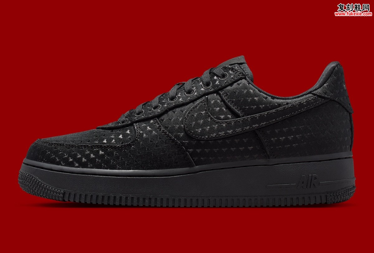 耐克2026年推出全黑情人节Air Force 1：以穿孔麂皮与心形锁扣诠释颠覆性的节日浪漫