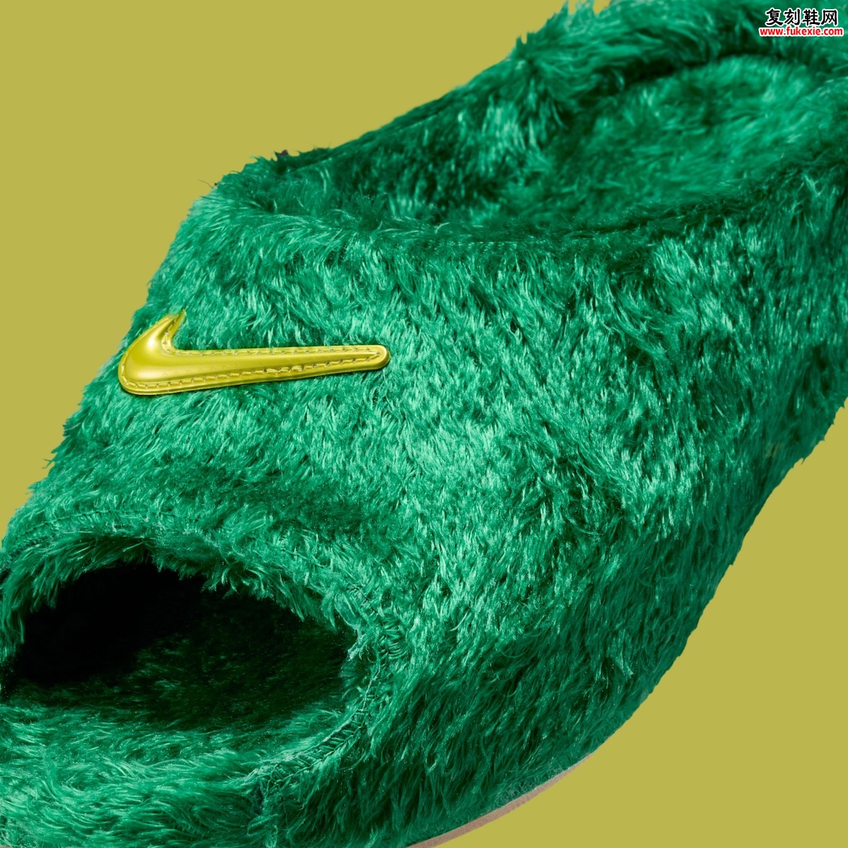 .SWOOSH联名耐克拖鞋将网络热梗“接触草地”变为可穿着的幽默设计