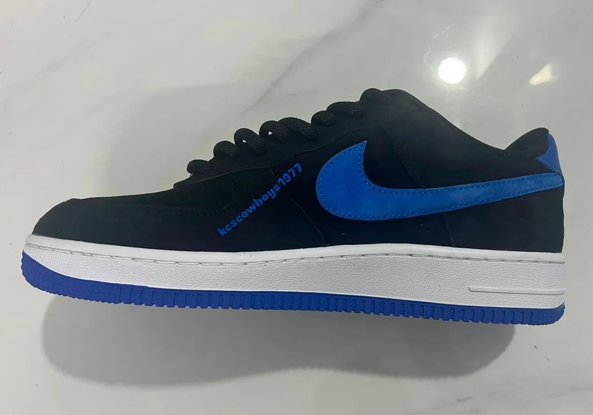 黑色麂皮搭皇家蓝,东京涩谷滑板店 Instant Skateboards 联手 Nike SB 重塑 Air Force 1,致敬“月度配色”店铺独占传统,2026假日季发售插图2 黑色麂皮搭皇家蓝,东京涩谷滑板店 Instant Skateboards 联手 Nike SB 重塑 Air Force 1,致敬“月度配色”店铺独占传统,2026假日季发售